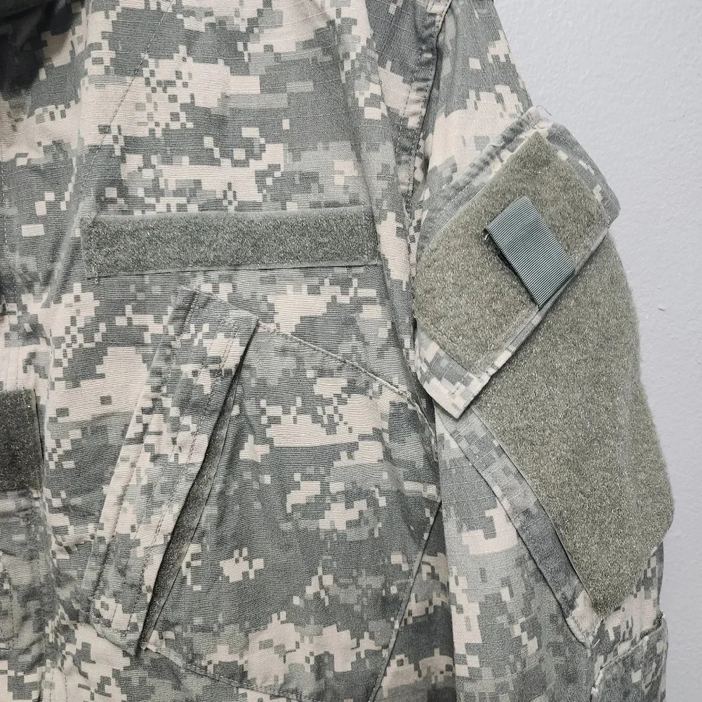 Men's camouflage jacket coat size large long  full zipper army combat un…